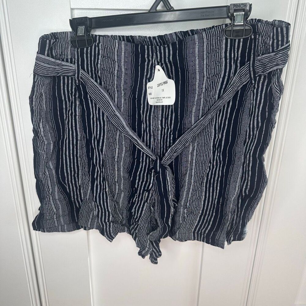NWT Angel size 1X navy grey striped pull on shorts womens (w1)
